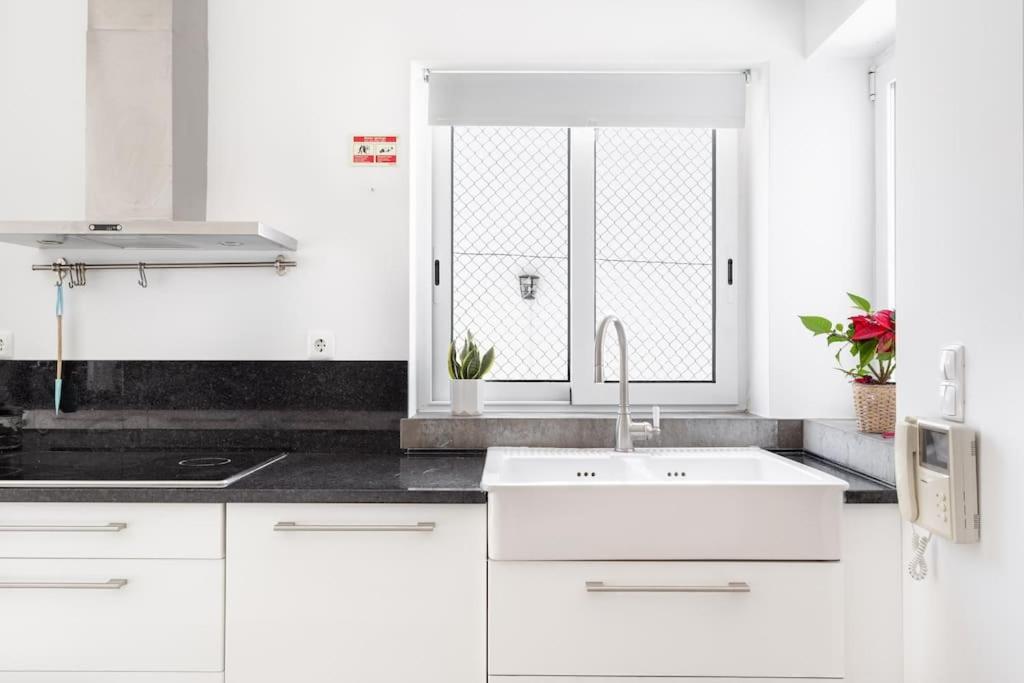 Lx -10m To Downtown,14 Ppl,heatable Pool And Lift Villa